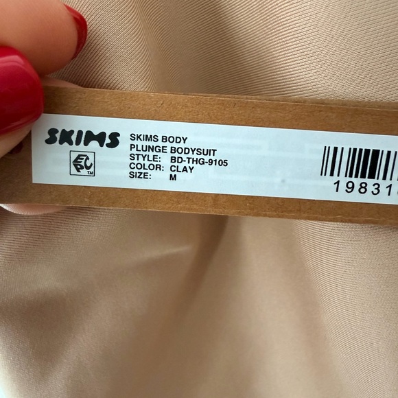 SKIMS Body Plunge Thong Bodysuit Clay Size M NWT Sculpting Shapewear - Picture 3 of 4